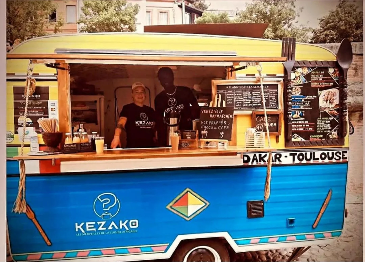Véritable foodtruck KEZAKO bleu et jaune à Toulouse, avec son équipe